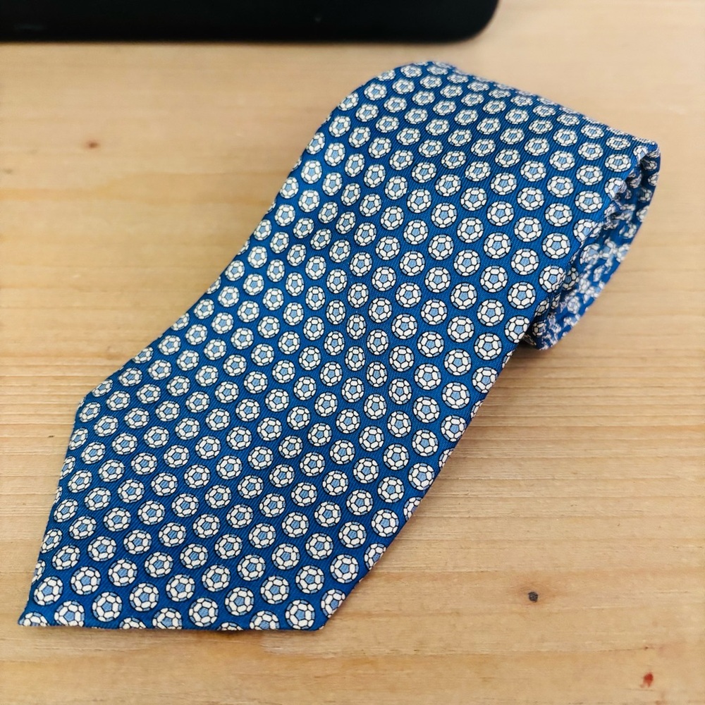 Vineyard Vines Martha’s Vineyard Short Men’s Blue White Geometric Tie Silk 3.25”